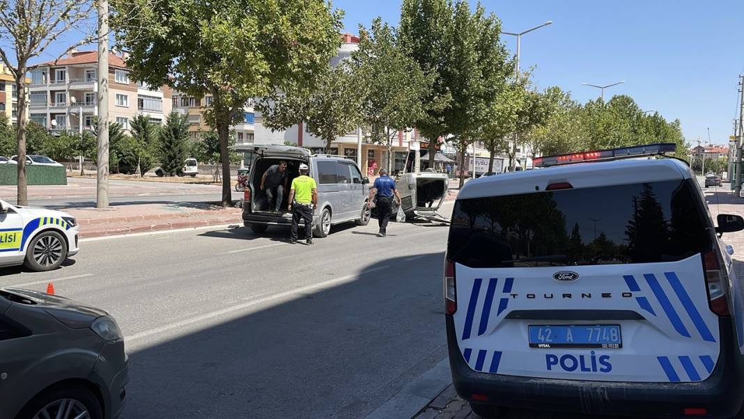 Konya merkezde otomobil kaldırıma çarpıp takla attı! 3